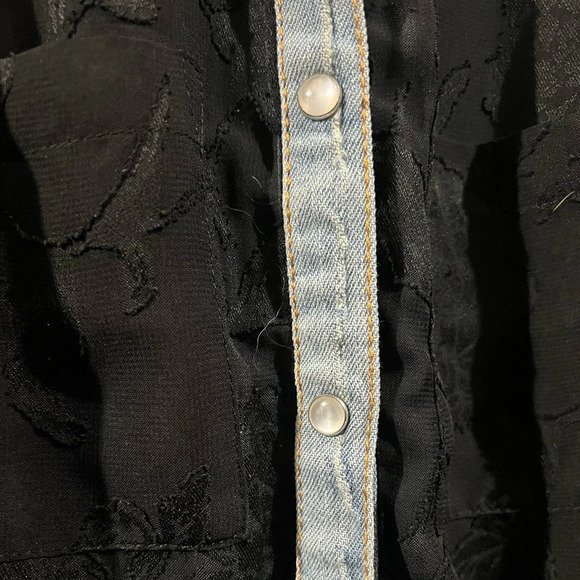 Guess Distressed denim and black lace vest top, with snaps. Size small - Picture 5 of 5